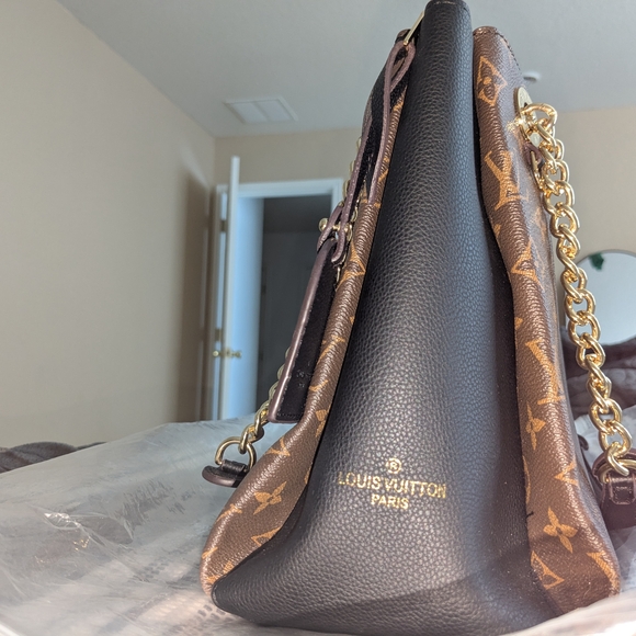 Louis Vuitton Brown Monogram Canvas Shoulder Bag with Chain - Picture 11 of 14